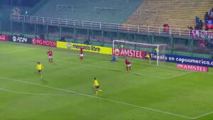 Sul-Americana: Zagueiro colombiano faz gol contra bizarro. Assista!