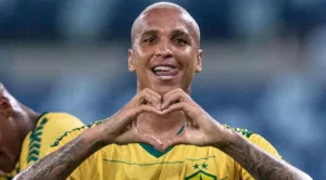 Torcida do Cuiabá pede retorno de Deyverson, que brinca e retribui
