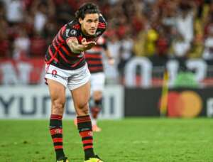 Flamengo bate recorde de público e chega a vitória de número 100 na Libertadores; Pedro comemora
