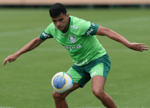 Bruno Rodrigues ganha alta após cirurgia no joelho e recebe visita de jogadores do Palmeiras