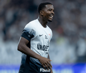 Cacá admite ter sofrido racismo fora de campo e sonha com títulos no Corinthians