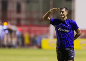 Tratamento conservador não dá resultado e atacante Dinenno passa por cirurgia no Cruzeiro