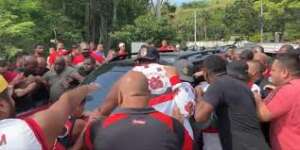 Flamengo é alvo de protestos no Ninho do Urubu e jogadores têm carros cercados
