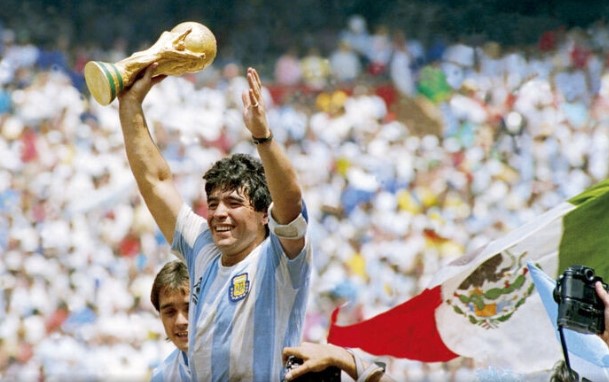 Herdeiros de Maradona perdem batalha judicial para bloquear leilão da Bola de Ouro da Copa