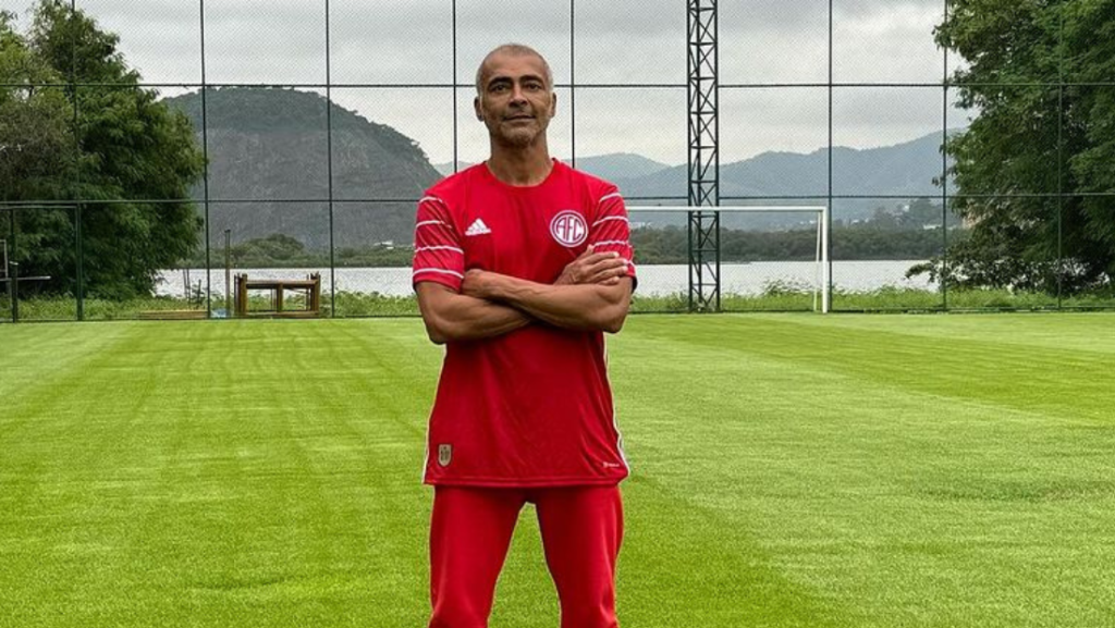 Romário vence aposta em festa do América-RJ e mostra que a categoria está em dia
