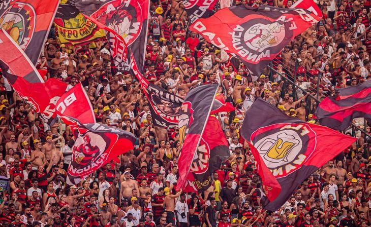 Flamengo desembarca no Rio de Janeiro sob protestos da torcida