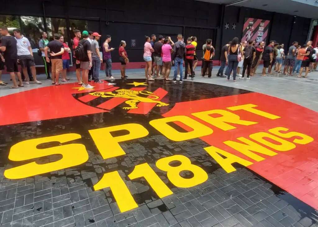 Torcida do Sport faz fila no bazar