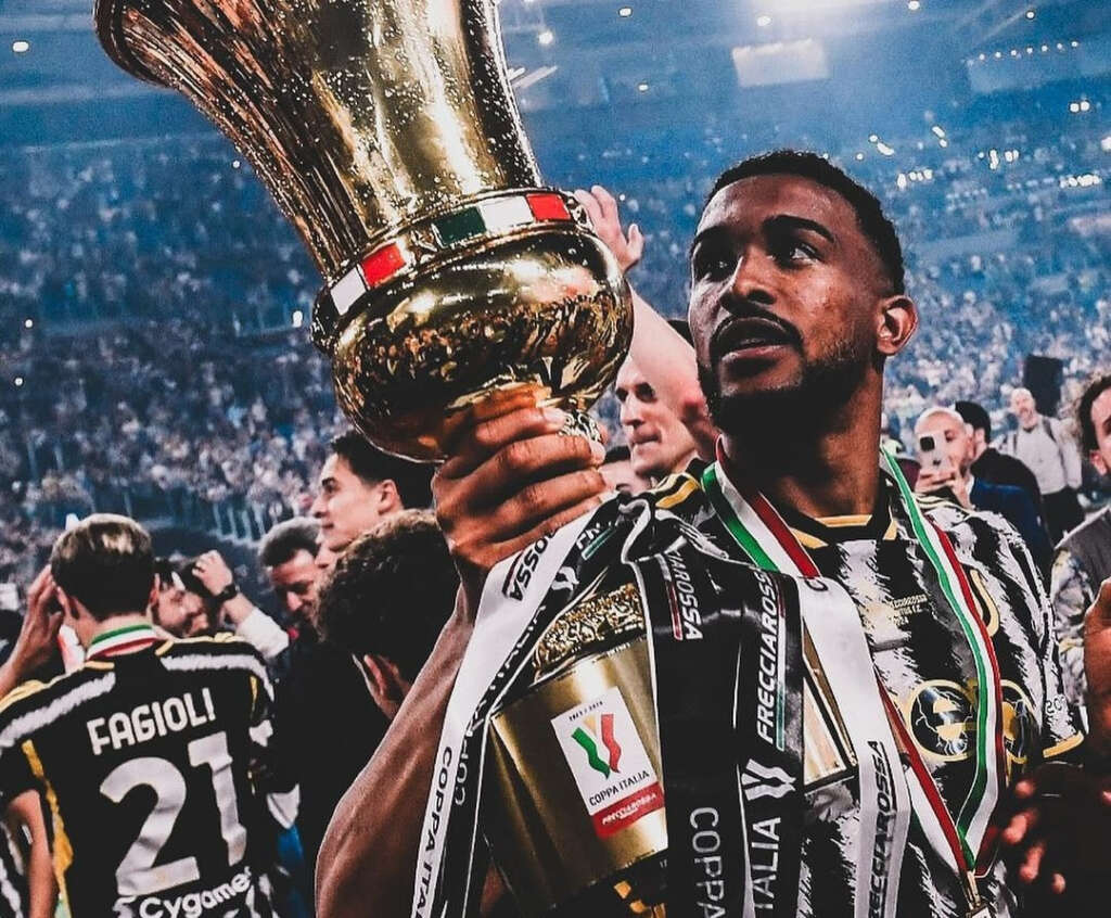 Brasileiro comanda defesa da Juventus e vibra com título da Copa da Itália