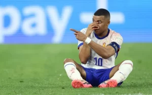 Mbappé está melhor após fratura no nariz, diz zagueiro da seleção francesa