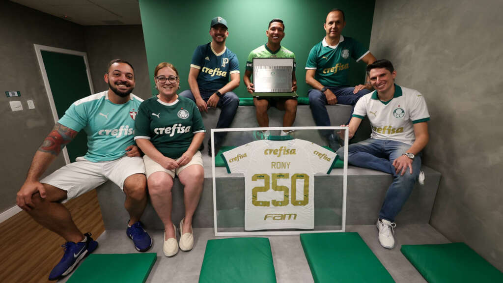Atacante Rony é homenageado pelos 250 jogos pelo Palmeiras: ‘Eu quero mais’