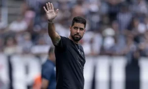 António Oliveira diz que Carlos Miguel não joga mais no Corinthians: 'Não é um clube qualquer'