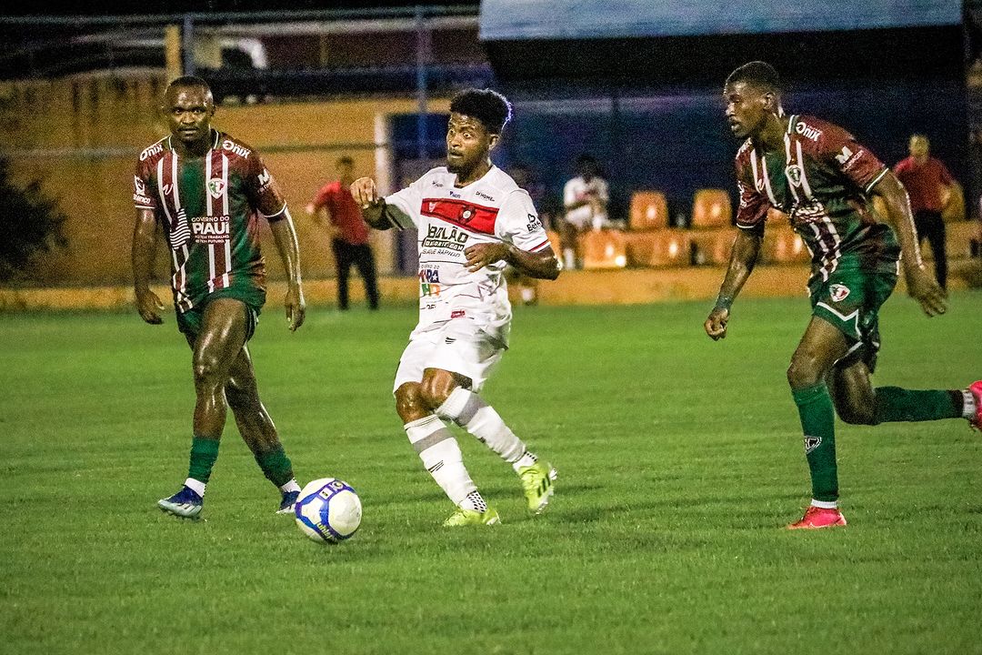 Fluminense-PI empata Moto Club