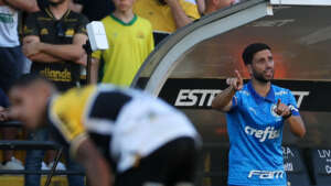 Auxiliar de Abel nega falta de vontade e elogia força mental do Palmeiras em vitória no fim