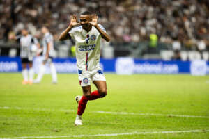 Atacante do Bahia celebra gol contra ex-clube: 