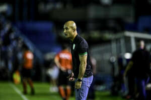 Técnico lamenta fim da invencibilidade do América-MG na Série B: 'Pecamos no 2T'