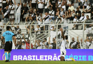 Preleção de Elvis e encontro de 'Baptistas': Veja VÍDEO dos bastidores da vitória da Ponte Preta na Série B