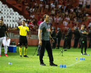 Técnico do Náutico analisa estreia com derrota na Série C: 
