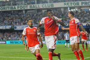 Grêmio 0 x 1 Inter - Colorado afunda rival e encosta nos líderes