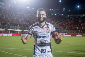 Vitória renova com zagueiro e impõe multa milionária