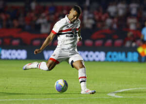 Alisson dá apoio a Jandrei e celebra reencontro com vitórias no São Paulo: 'Controlamos o jogo'