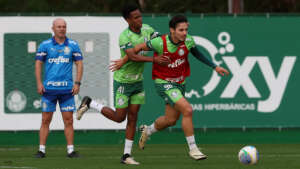 Palmeiras inicia preparação para o dérbi com treino tático e Mauricio elogia nova casa