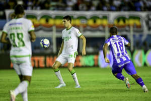 Volante do América-MG se recupera após choque de cabeça e é reforço contra Ponte na Série B