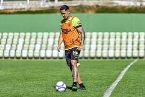 Com problemas, América-MG defende liderança da Série B em duelo direto