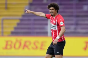 Vasco analisa contratar zagueiro campeão holandês com PSV