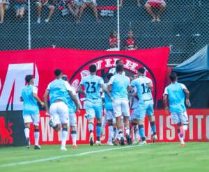 Vitória 0 x 2 Atlético-GO - Dragão aproveita expulsão e vence duelo dos desesperados no BR