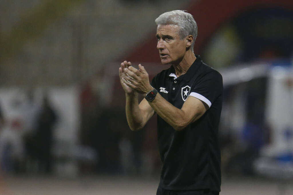 Botafogo quita parte da dívida com Luís Castro e evita sanção na Fifa