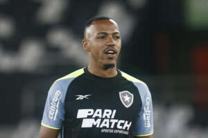 Botafogo anuncia renovação com volante procurado pelo Vasco