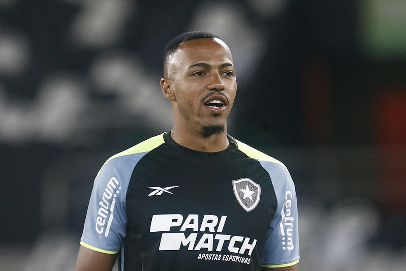 Botafogo renova contrato com Marlon Freitas