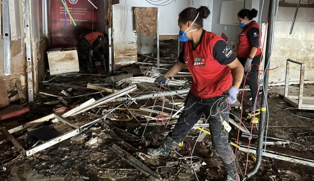 Inter inicia limpeza no CT e tira 50 toneladas de entulho