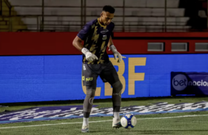 Corinthians coloca goleiro de time da Série B na mira; Ochoa e Santos são cotados