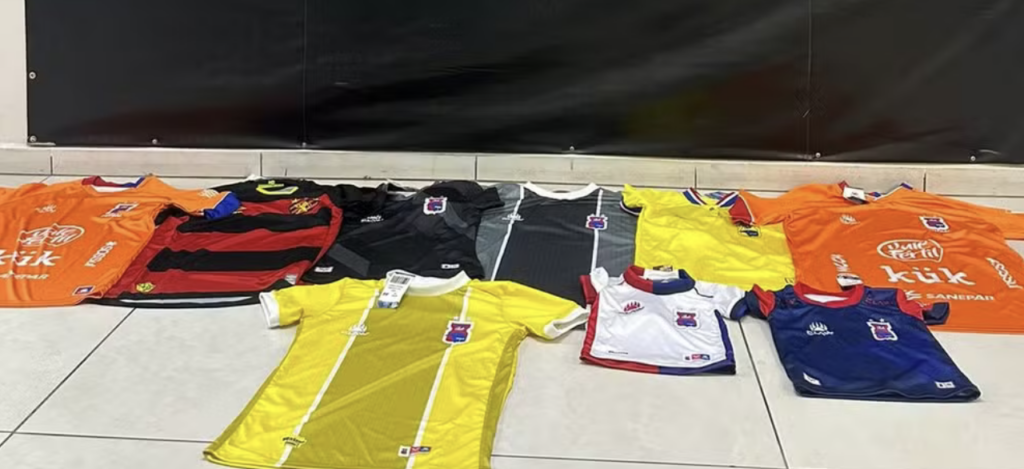 Suspeito se entrega à polícia e devolve 9 camisas do Paraná roubadas