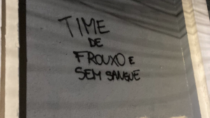 São Januário é alvo de pichação por torcedores do Vasco: ‘Time de frouxos’