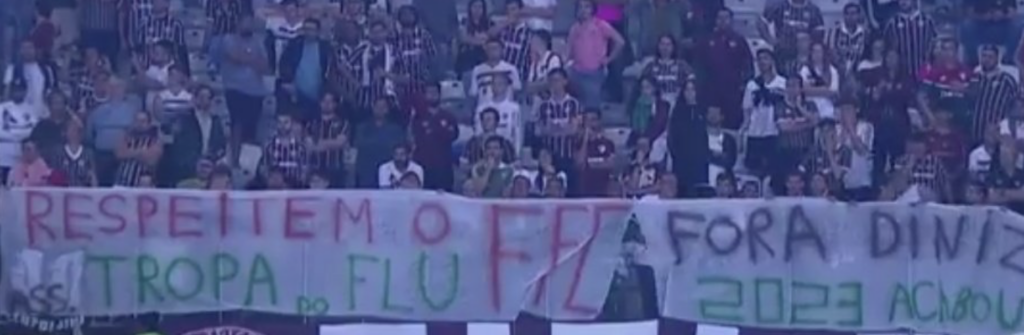 Torcida do Fluminense protesta e pede saída de Fernando Diniz