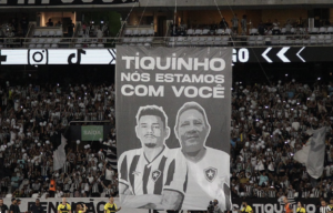 Tiquinho Soares é homenageado após morte do pai e responde com coração das cores do Botafogo