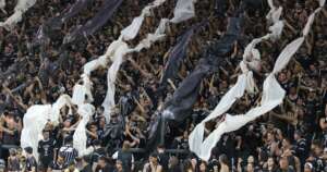 Torcedores do Corinthians invadem CT, Parque São Jorge e sala de Augusto Melo