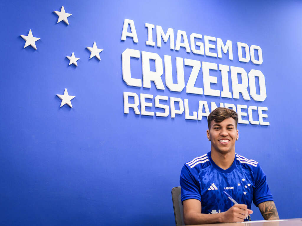 Após novela, Cruzeiro oficializa a contratação do atacante Kaio Jorge