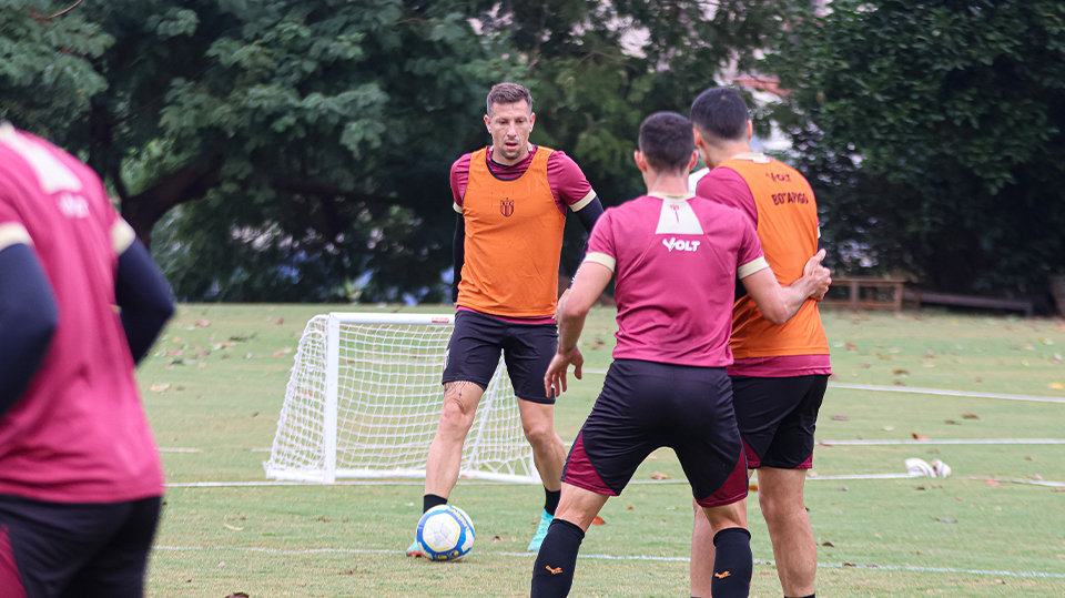 Zagueiro comemora retorno ao time titular do Botafogo-SP com vitória na Série B