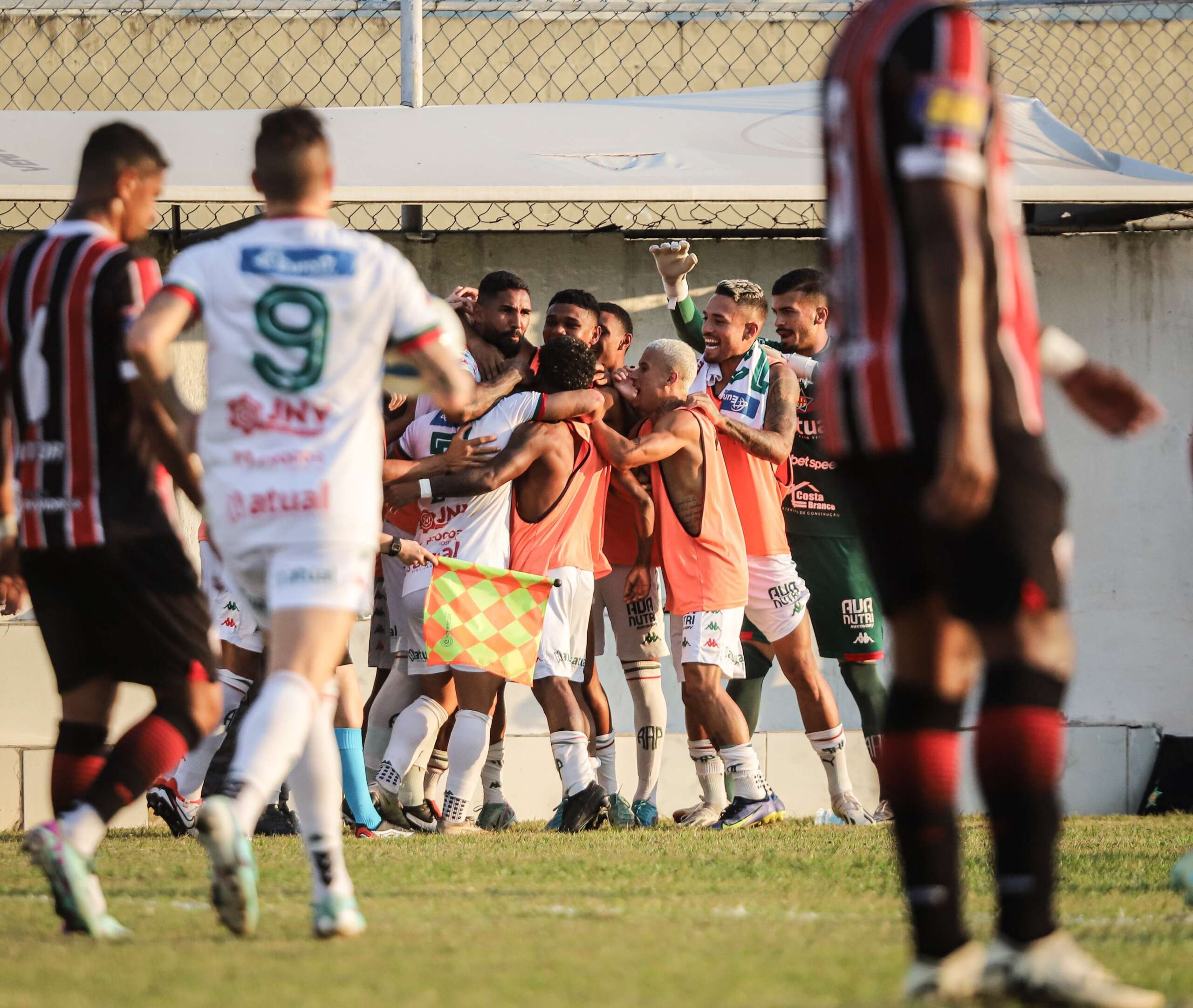 Serra-ES 1 x 2 Portuguesa - Cariocas fazem festa após vitória de virada (Foto: Divulgação/Portuguesa-RS