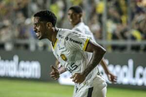 Zagueiro do Amazonas celebra vitória na Série B: 