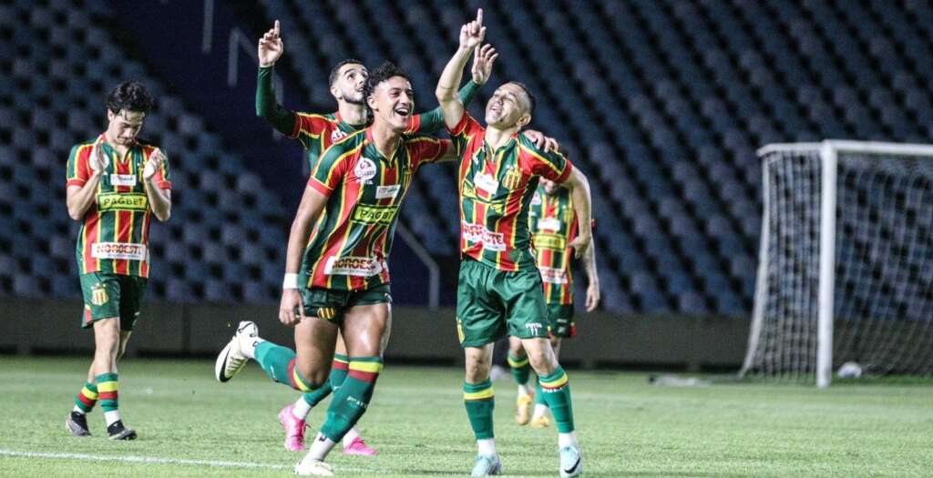 Série C: Atacante do Sampaio Corrêa deita e rola na zaga do Athletic com 2 gols e 1 assistência