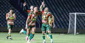 Série C: Atacante do Sampaio Corrêa deita e rola na zaga do Athletic com 2 gols e 1 assistência