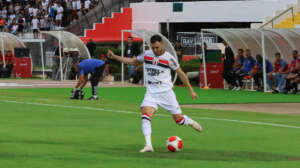 Autor de golaço, lateral do Botafogo-SP projeta duelo contra a Ponte na Série B