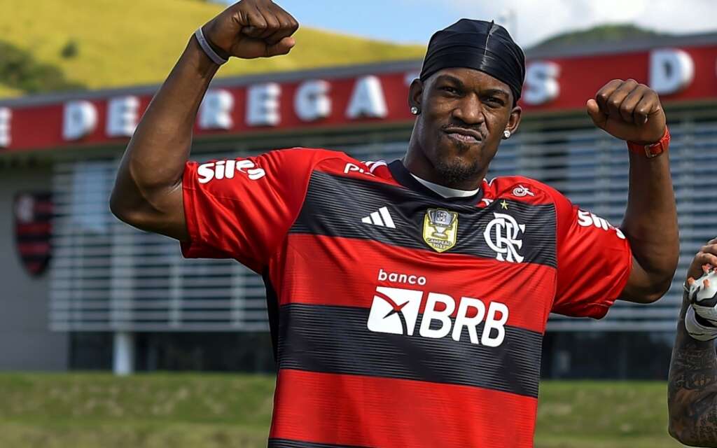 Astro da NBA joga truco com influenciadores brasileiros, dança na rua e aprende a fazer farofa