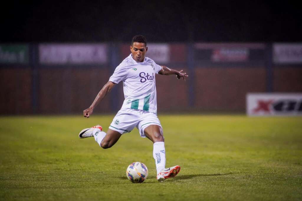 Jogador do Juventude leva 2 amarelos durante cobrança de lateral e é expulso