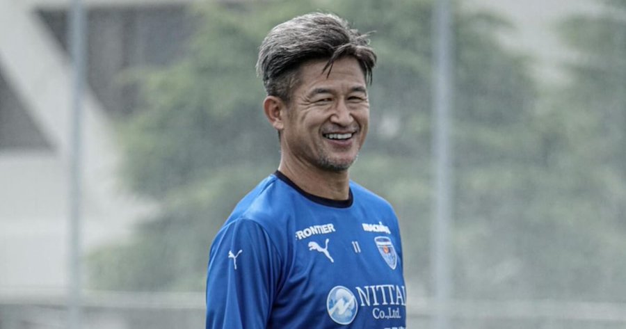 Jogador de futebol mais velho do mundo é apresentado em novo clube aos 57 anos