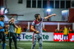 De volta ao G4 da Série B, técnico do Vila Nova comemora: 'Vencer clássico é mais gostoso'